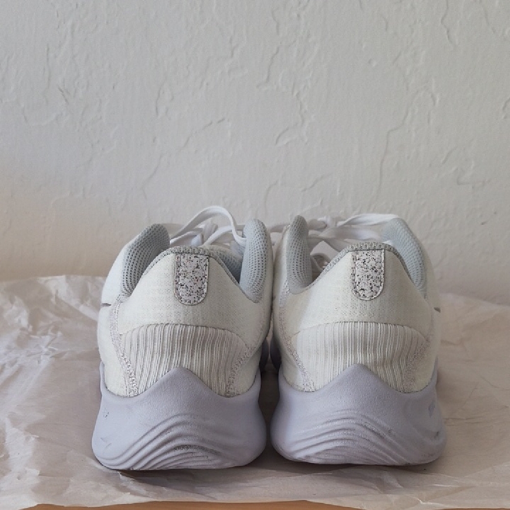Nike Flex White and Gray Running Shoes - Picture 4 of 6